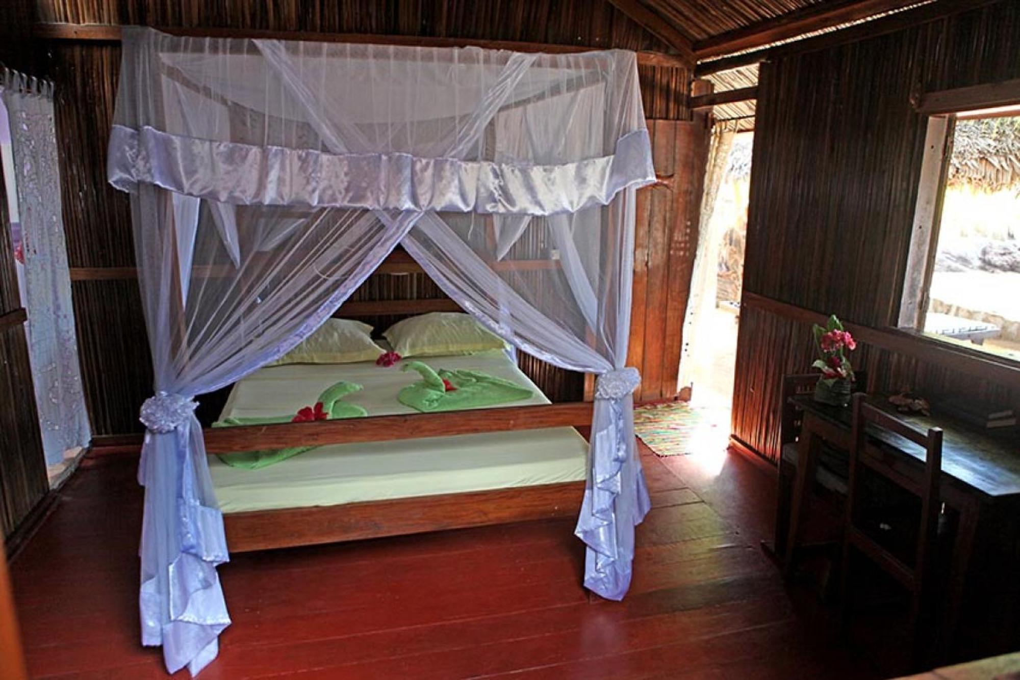Chez Yolande Hotel Ampangorinana Exterior foto